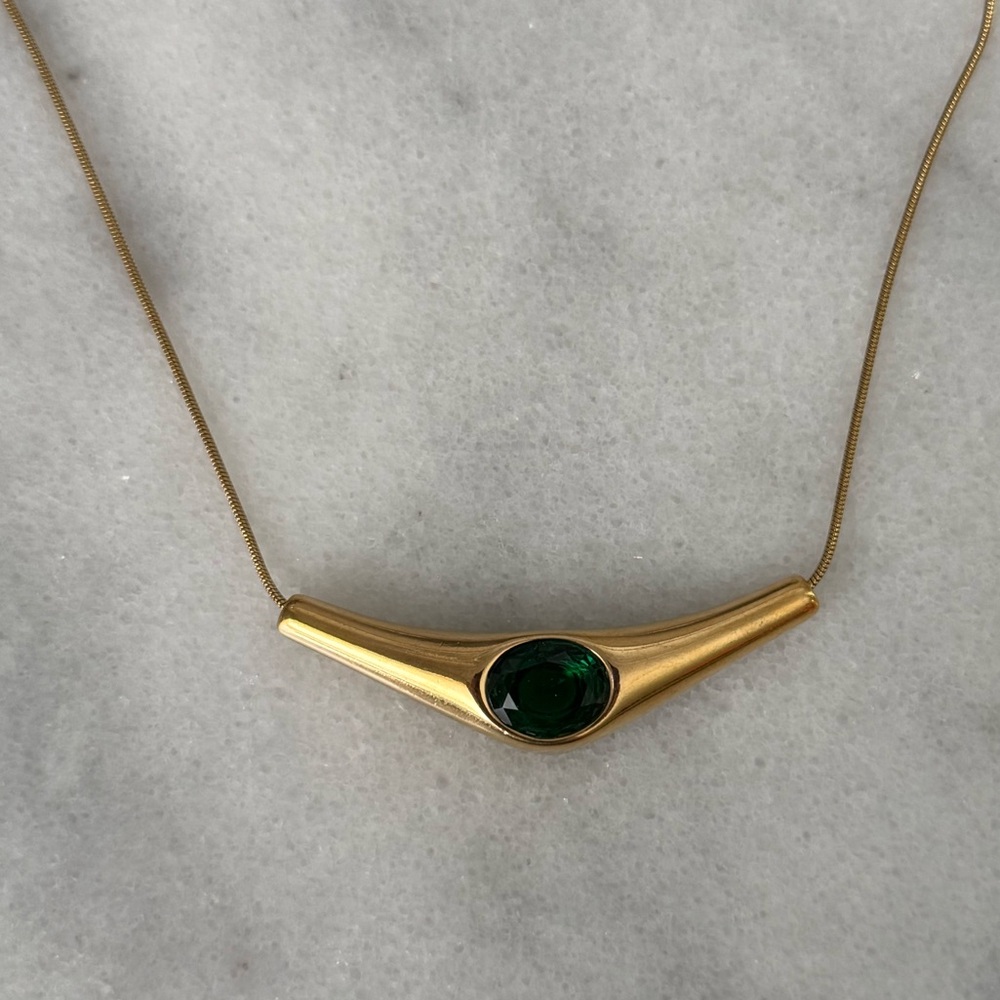 Gold Vintage Style Green Gem Necklace 

Brand New

Gold Plated Stainless Steel - Picture 2 of 6